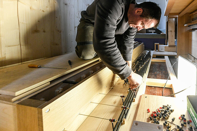 Unzählige Einzelteile müssen beim Wiederaufbau in der Kirche an den richtigen Stellen wieder eingesetzt werden.