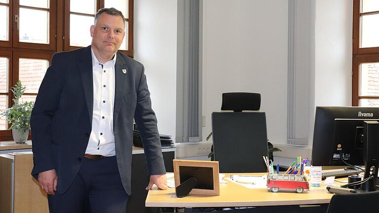 Der Volkacher Bürgermeister Heiko Bäuerlein in seinem Dienstzimmer im Rathaus. Bäuerlein will einen Ausgleich zwischen Bauen und Naturschutz.