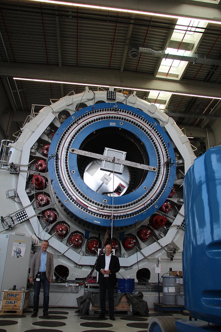 Blick in das Sven Wingquist Test Center: Hier testet SKF  Großlager. Im Bild Martin Göbel, Leiter Test Center, und Martin Johannsmann, Vorsitzender der Geschäftsführung.&nbsp;