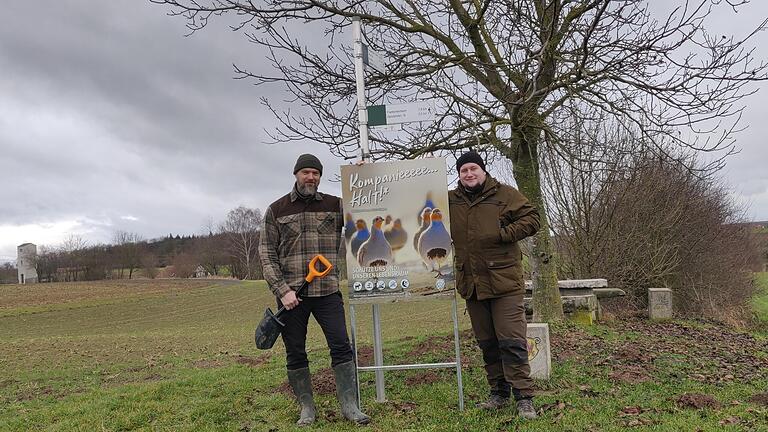 Mit Hilfe von Hinweisschildern möchten die Jäger des Frankenwinheimer Jagdreviers Spaziergänger, Wanderer, Sportler und Radfahrer dazu bringen, verstärkt auf den Schutz des Wildes in den Wäldern und in der Flur zu achten. Das per Selbstauslöser aufgenommene Bild zeigt die Jäger Leander Müller (links) und Lajos Fürst.