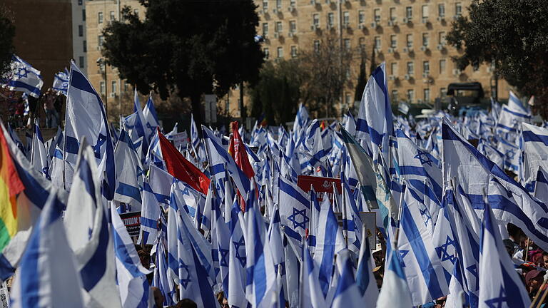 Proteste in Israel.jpeg       -  Tausende Demonstranten protestieren am Montag vor dem Parlament in Jerusalem gegen die Justizreform von Premierminister Benjamin Netanjahu zur Überarbeitung der Justiz.