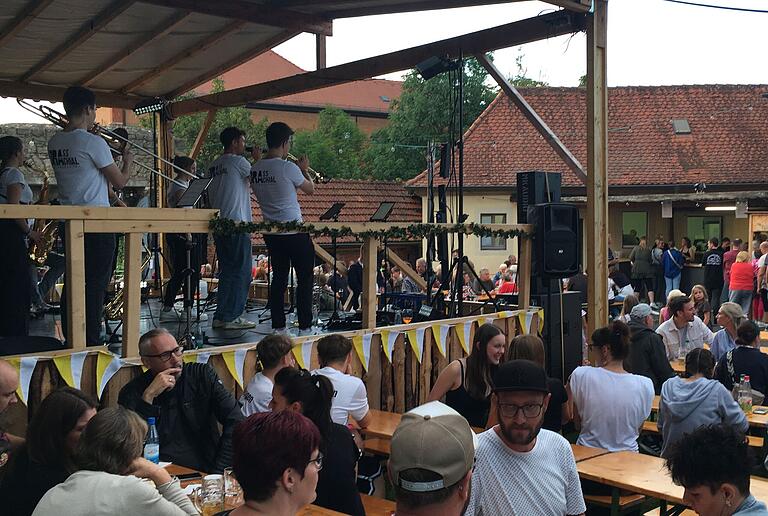 Am Samstag lockte das Burg Open Air mit 'Brass Brachial'. Am Samstag lockte das Burg Open Air mit 'Brass Brachial'.