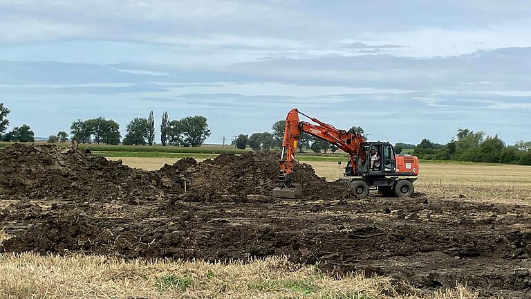 Die ersten Arbeiten auf einem städtischen Grundstück am nördlichen Stadtrand von Gerolzhofen haben begonnen. Auf dem rund 1600 Quadratmeter großen Areal entsteht ein Übungsgelände der Freiwilligen Feuerwehr.