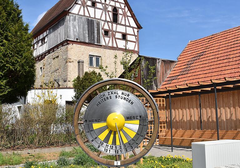 Die neu versetzte Radsonnenuhr vor dem 'Hohen Bau' am rund zwei Kilomater langen Sonnenuhrweg in Röttingen. Die neu versetzte Radsonnenuhr vor dem 'Hohen Bau' am rund zwei Kilomater langen Sonnenuhrweg in Röttingen.