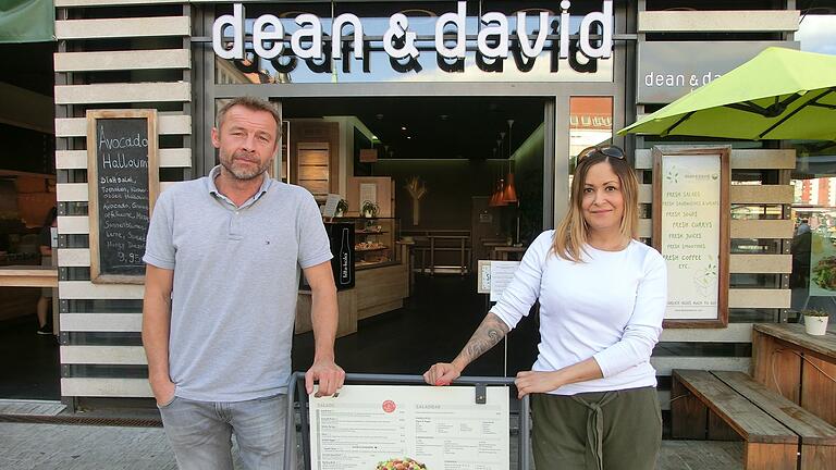 Karsten Rupp und Beatrix Fini vor dem 'dean & david' am Unteren Marktplatz. Karsten Rupp und Beatrix Fini vor dem 'dean & david' am Unteren Marktplatz.