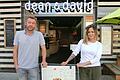 Karsten Rupp und Beatrix Fini vor dem 'dean &amp; david' am Unteren Marktplatz.