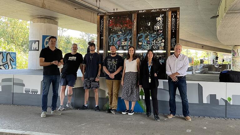 In Schweinfurt kommt Kultur und Industrie zusammen. Auftraggeber, Künstler und Vertreter von ZF und SKF weihen das neue Graffiti am Schweinfurter Skatepark ein: von links Ralf Hofmann (Organisator Stadtfest), Thomas Hübner (Vertreter Stattbahnhof), Fabian Schäfer (Künstler), Uwe Keppchen (Künstler), Jessica Seufert (Pressesprecherin ZF), My Lihn Pham (Projektleitung Stadtfest SKF) und Holger Laschka (Pressesprecher SKF). In Schweinfurt kommt Kultur und Industrie zusammen. Auftraggeber, Künstler und Vertreter von ZF und SKF weihen das neue Graffiti am Schweinfurter Skatepark ein: von links Ralf Hofmann (Organisator Stadtfest), Thomas Hübner (Vertreter Stattbahnhof), Fabian Schäfer (Künstler), Uwe Keppchen (Künstler), Jessica Seufert (Pressesprecherin ZF), My Lihn Pham (Projektleitung Stadtfest SKF) und Holger Laschka (Pressesprecher SKF). 