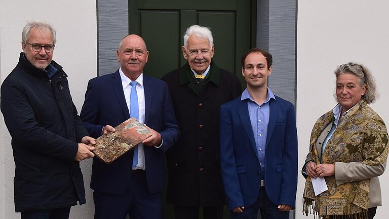 Architekt Walter Böhm übergab Bürgermeister Herbert Volkamer im Beisein von Ehrenbürger und Spender Nikolaus Knauf, Veselin Kolev vom ALE und Kreisheimatpflegerin Doris Paul (von links) einen alten Feierabendziegel. Architekt Walter Böhm übergab Bürgermeister Herbert Volkamer im Beisein von Ehrenbürger und Spender Nikolaus Knauf, Veselin Kolev vom ALE und Kreisheimatpflegerin Doris Paul (von links) einen alten Feierabendziegel.