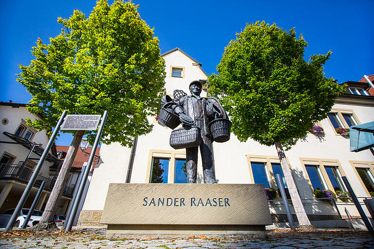 Er dürfte es gelassen sehen, wer nächster Bürgermeister in seiner Gemeinde wird: Der Sander Raaser, Sinnbild für die Korbhändler, die einst auf Verkaufstouren unterwegs waren. (Archivbild) Er dürfte es gelassen sehen, wer nächster Bürgermeister in seiner Gemeinde wird: Der Sander Raaser, Sinnbild für die Korbhändler, die einst auf Verkaufstouren unterwegs waren. (Archivbild)