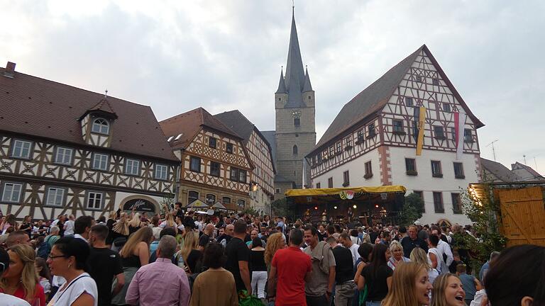 Das Zeiler Weinfest lockt jedes Jahr tausende Besucher in die Fachwerkstadt. Das Zeiler Weinfest lockt jedes Jahr tausende Besucher in die Fachwerkstadt.
