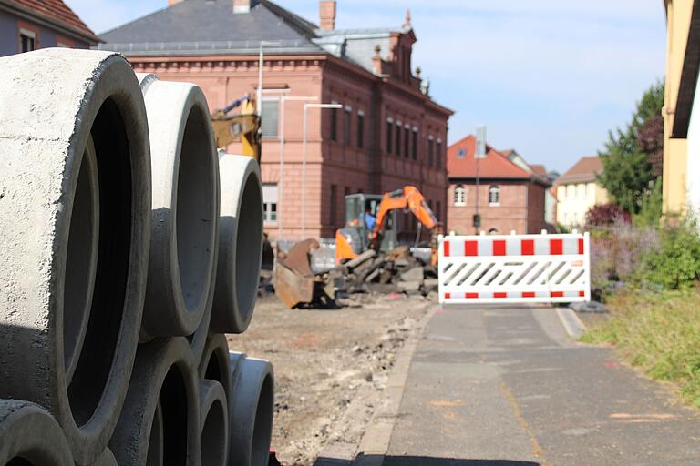 Die Bauarbeiten der Würzburger Straße nahe Marktheidenfelds sind in mehreren Phasen geteilt. Die Bauarbeiten der Würzburger Straße nahe Marktheidenfelds sind in mehreren Phasen geteilt.