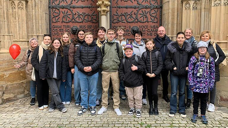 Gruppenbild vor dem Dom mit Subregens Egon Bierschenk (Vierter von rechts).