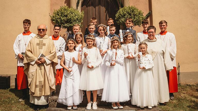 Sieben Mädchen und sechs Buben aus Ginolfs und Oberelsbach feierten gemeinsam in der Pfarrkirche St. Petrus in Weisbach ihre Erstkommunion. Begleitet wurden Sie dabei von Pfarrer Hubert Grütz und Gemeindereferentin Corinna Zipprich. Sieben Mädchen und sechs Buben aus Ginolfs und Oberelsbach feierten gemeinsam in der Pfarrkirche St. Petrus in Weisbach ihre Erstkommunion. Begleitet wurden Sie dabei von Pfarrer Hubert Grütz und Gemeindereferentin Corinna Zipprich.