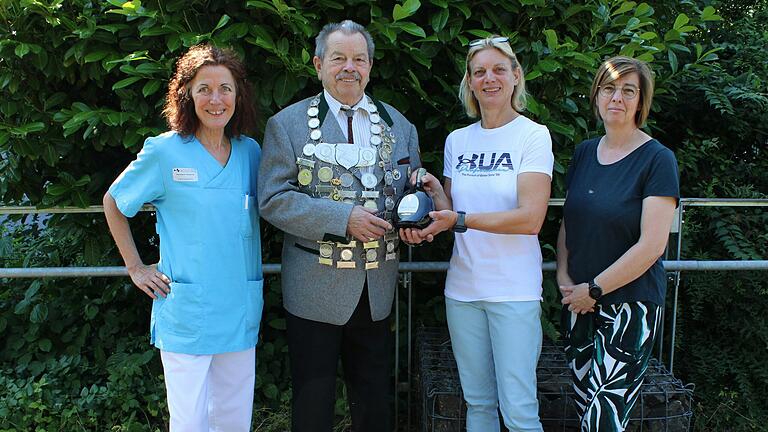 Schützenkönig Anton Hammerl gratulieren aufs Herzlichste (von links): Susanne Heimbach, Ergotherapeutin; Simone Falkenstein, Geschäftsführung und Daniela Lyer, stellvertretende Geschäftsführung.