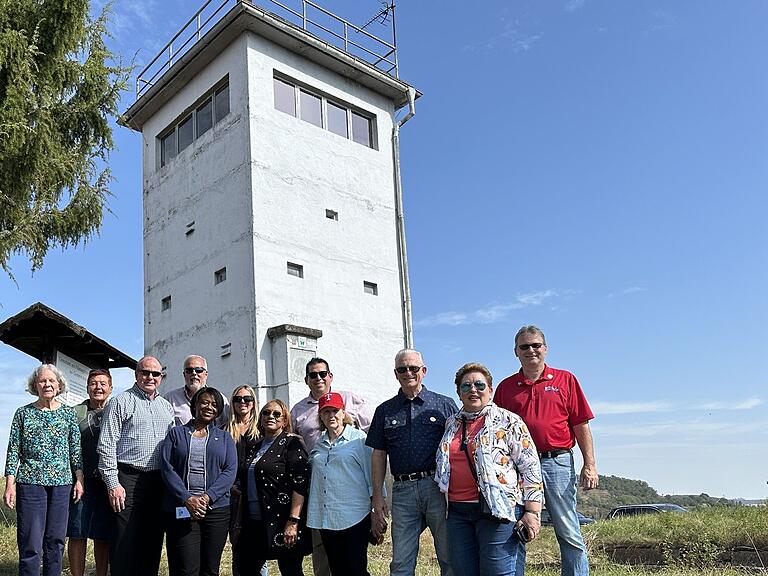 Besucht wurden Relikte aus vergangenen Jahren, so unter anderem der Führungsgrenzturm und Bunker. bei Gompertshausen.