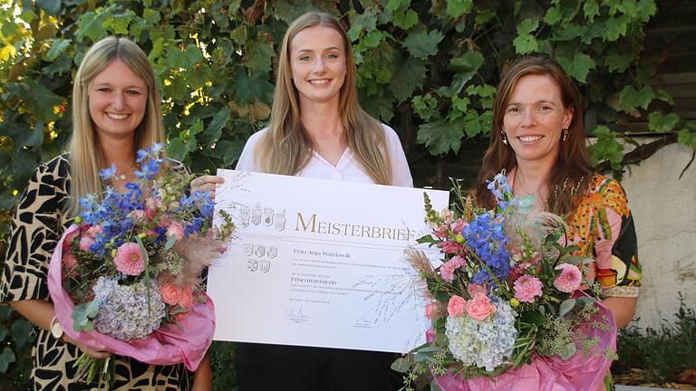 Mit zwei Blumensträußen bedankte sich Saloninhaberin Lisa-Marie Manger (rechts) bei ihren Mitarbeiterinnen Laura Keller (links, zehnjähriges Betriebsjubiläum) und Anja Watzlawik (Mitte) zur erfolgreich bestandenen Meisterprüfung.