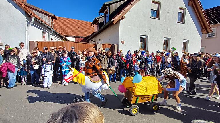 Fuschter Faschingsclub       -  Der Fuschter Faschingsclub bringt den Wilden Westen nach Westheim – mit Cowboys, Elferrat und sogar einem Pferd sorgen sie für Faschingsstimmung.