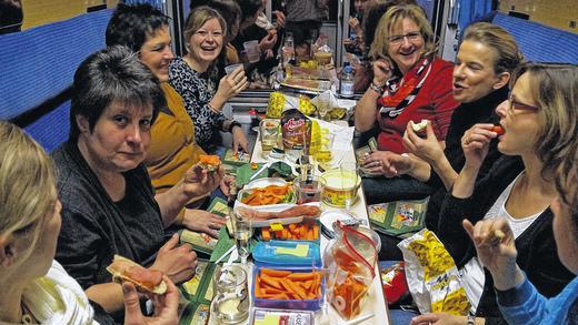 Stärkung für einen langen Tag: Kurz nach Fahrtbeginn packten einige Landfrauen erst einmal ihr Frühstück aus. Bei den Frauen aus Erlabrunn war es besonders üppig. Stärkung für einen langen Tag: Kurz nach Fahrtbeginn packten einige Landfrauen erst einmal ihr Frühstück aus. Bei den Frauen aus Erlabrunn war es besonders üppig.
