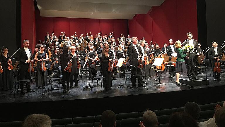 Blumen für Dirigent Enrico Calesso, Applaus für Solisten und jede Instrumentengruppe einzeln: die Würzburger Philharmoniker nach einer mitreißenden und teilweise überirdisch schönen Fünften Sinfonie von Gustav Mahler.