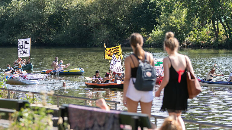 Protestaktion der Gruppe 'Ende Gelände Würzburg' gegen Kohletransport am Samstag 08.08.20 auf dem Main in Würzburg.