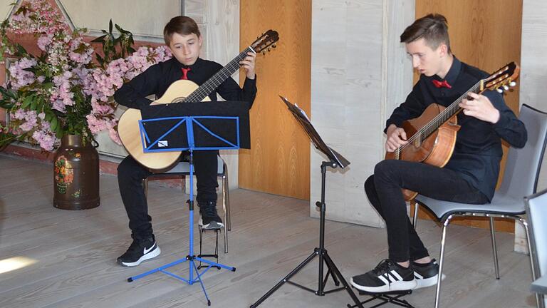 Das Gitarrenduo Matteo Amadori (Gochsheim, links) und Jonas Stühler (Schonungen), die zweiten Preisträger im Landeswettbewerb „Jugend musiziert“, bereicherte die Feier musikalisch.