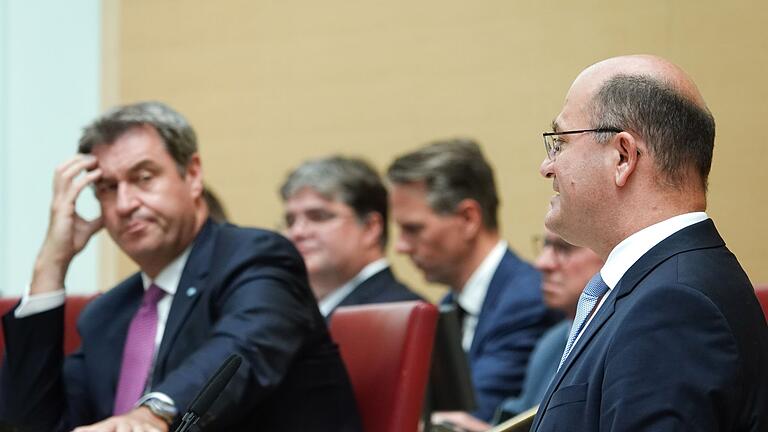 Bayerns Steuerschätzung fällt schlechter aus.jpeg - Albert Füracker (rechts, CSU), Finanzminister von Bayern, gibt im bayerischen Landtag während einer Plenarsitzung eine Regierungserklärung. Bayerns Steuerschätzung fällt schlechter aus.jpeg - Albert Füracker (rechts, CSU), Finanzminister von Bayern, gibt im bayerischen Landtag während einer Plenarsitzung eine Regierungserklärung.