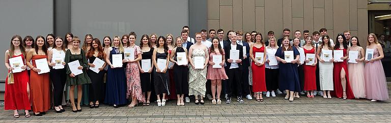 Die Abiturientinnen und Abiturienten der Klassen A 12, S 12a und S 12b