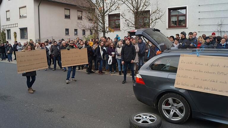 Jährlich ein Publikumsmagnet, die 'Kerm' in Dingolshausen. Alfons Kleespies war im Jahr 1982 der erste Kirchweihprediger, als diese durch Heinz Krahn und Karl Bauer wiederbelebt wurde.