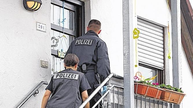 Teil einer bundesweiten Razzia: Ermittler vor der Wohnung eines der Mitgliedschaft in einer rechten Terrorgruppe verdächtigen Mannes in Augsburg. Teil einer bundesweiten Razzia: Ermittler vor der Wohnung eines der Mitgliedschaft in einer rechten Terrorgruppe verdächtigen Mannes in Augsburg.