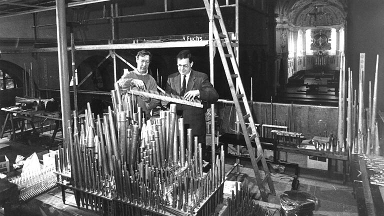 Nach 20 Jahren wurde die Orgel erstmals auseinandergenommen und generalüberholt. Auf unserem Archivbild aus dem März 1989 begutachten Orgelbauer Heinz Schwadorf (links) und Domorganist Paul Damjakob einen kleinen Teil der Pfeifen. Nach 20 Jahren wurde die Orgel erstmals auseinandergenommen und generalüberholt. Auf unserem Archivbild aus dem März 1989 begutachten Orgelbauer Heinz Schwadorf (links) und Domorganist Paul Damjakob einen kleinen Teil der Pfeifen.