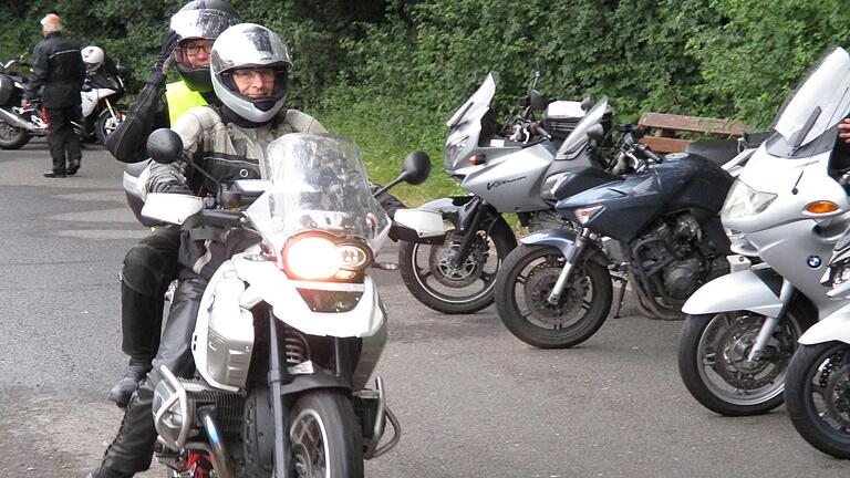 Die erste Gruppe der Tour führte Landrat Thomas Schiebel mit seiner BMW selbst.