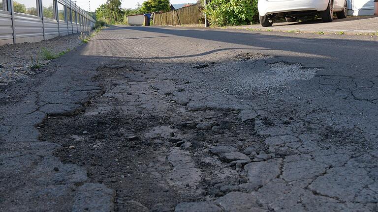 Schwere Schäden weist die Ortsstraße 'Eller' aus, die nun in diesem Jahr nicht angegangen wird. Bürgermeisterin Lioba Zieres sorgt sich um die Garantie des Winterdienstes.