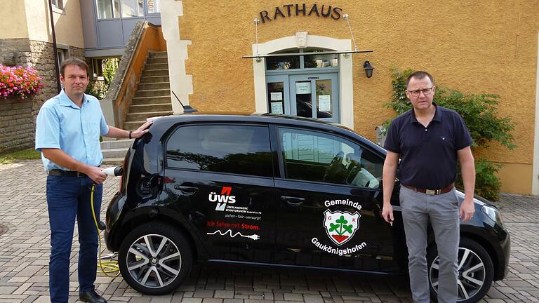 Die Rathaus-Mitarbeiter der Gemeinde Gaukönigshofen sind ab sofort umweltfreundlich und CO2-frei unterwegs: Bürgermeister Johannes Menth (rechts) präsentierte zusammen mit Tobias Reindel, Koordinator für Elektromobilität bei der Überlandwerk Schäftersheim, das erste Elektroauto für die Mitarbeiter der Verwaltung.