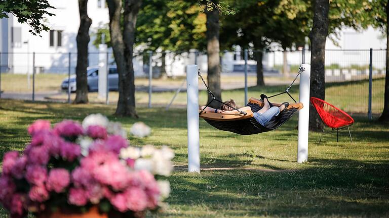 Einladende Hängematte im Bereich des Aktivbands auf dem ehemaligen Landesgartenschaugelände.