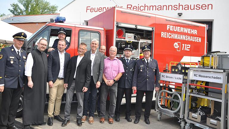 Kommandant Marco Walter nahm schon mal Platz am Steuer. Das Bild zeigt Ehrenkreisbrandinspektor Peter Höhn (von links), Pfarrer Kai Söder, Bürgermeister Stefan Rottmann, Pfarrer Andreas Duft, stellvertretender Landrat Thomas Vizl, Gemeinderat Andre Merz, Dritter Bürgermeister Bernd Götzendörfer, Kreisbrandmeister Thomas Eberl und Kreisbrandrat Holger Strunk.