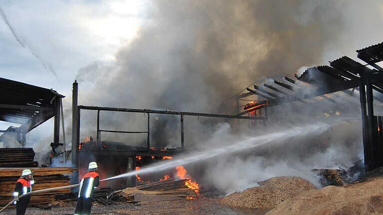 Wasserschlacht: Mit Wasser aus etlichen Strahlrohren bekämpften die Feuerwehrleute die Flammen in der Sägehalle von mehreren Seiten.