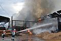 Wasserschlacht: Mit Wasser aus etlichen Strahlrohren bekämpften die Feuerwehrleute die Flammen in der Sägehalle von mehreren Seiten.