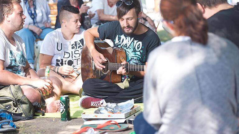 Picknick der Bahnhofsmission mit Klienten und Würzburgern vor dem Bahnhof am Kiliansbrunnek       -  Entspannter Sonntag: Ganz unterschiedliche Menschen fanden beim Picknick der Bahnhofsmission vor dem Hauptbahnhof zueinander.