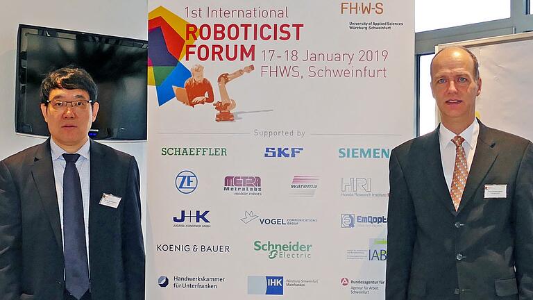 1. Internationales Robotik-Forum an der FHWS Schweinfurt: Prof. Dr. Ruan Shuangchen (links) und FHWS-Präsident Prof. Dr. Robert Grebner.