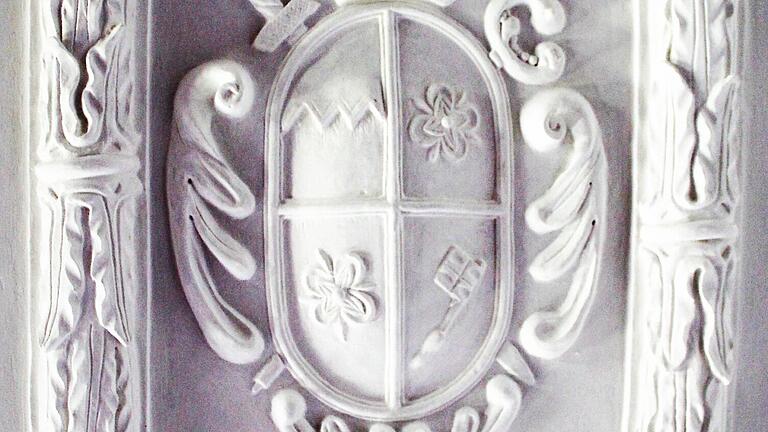 Das Wappen des Würzburger Fürstbischofs zu Guttenberg im Stucksaal. Das Wappen des Würzburger Fürstbischofs zu Guttenberg im Stucksaal.
