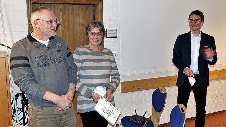 Das Foto zeigt (von links): Erik und Wilma Schwarz mit Pfarrer Michael Kelinske.