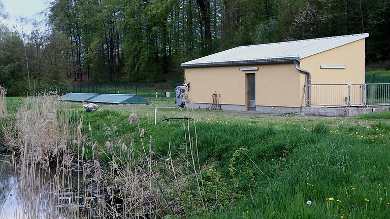 Das bisherige Betriebsgebäude auf der Kläranlage in Kirchlauter erhält einen Anbau und über beides spannt sich dann die Photovoltaikanlage, vorwiegend für die Eigenversorgung. Das bisherige Betriebsgebäude auf der Kläranlage in Kirchlauter erhält einen Anbau und über beides spannt sich dann die Photovoltaikanlage, vorwiegend für die Eigenversorgung.