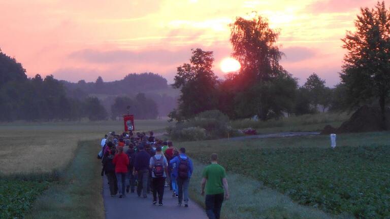 Der aufgehenden Sonne entgegen zogen zum 151. Mal die Tiefenthaler Käppele-Wallfahrer.