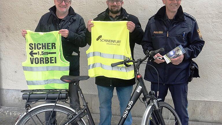 Adi Schön von der Verkehrswacht (Bild von links), Verkehrsplaner Moritz Kreisel und Edgar Weiß von der Polizei werben für die Aktion „Lichtgestalten“. Adi Schön von der Verkehrswacht (Bild von links), Verkehrsplaner Moritz Kreisel und Edgar Weiß von der Polizei werben für die Aktion „Lichtgestalten“.