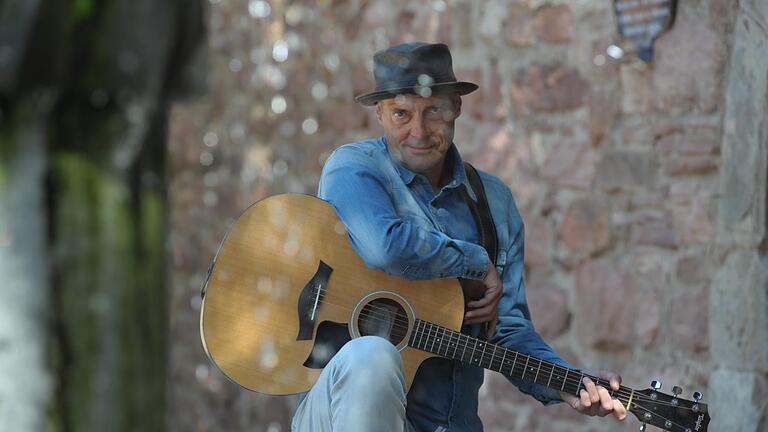 Michael Heppes, ehemaliger Stadtrat, ehemaliger OB-Kandidat, Anwalt und Liedermacher, hat eine neue Single auf den Markt gebracht.  Foto: Siegfried Farkas       -  Michael Heppes, ehemaliger Stadtrat, ehemaliger OB-Kandidat, Anwalt und Liedermacher, hat eine neue Single auf den Markt gebracht.  Foto: Siegfried Farkas