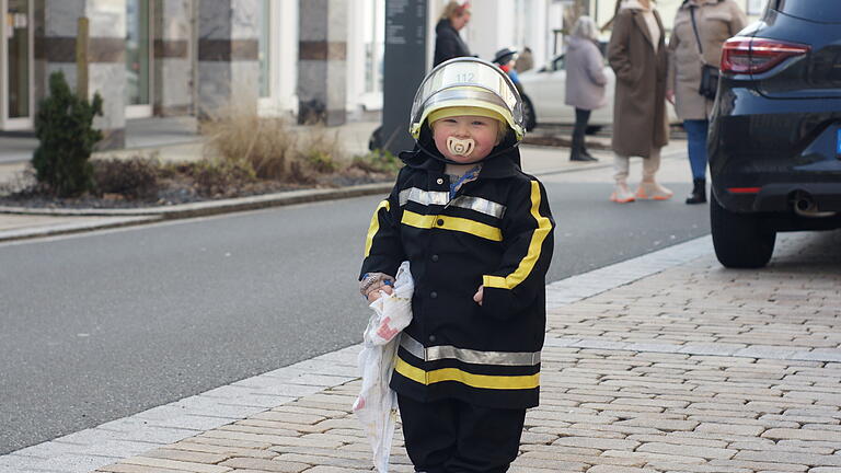 Bildergalerie Faschingszug in Bad Brückenau       -  Der eineinhalbjährige Henry war beim Brückenauer Karnevalszug einer der jüngsten Faschings- und Feuerwehrfans.