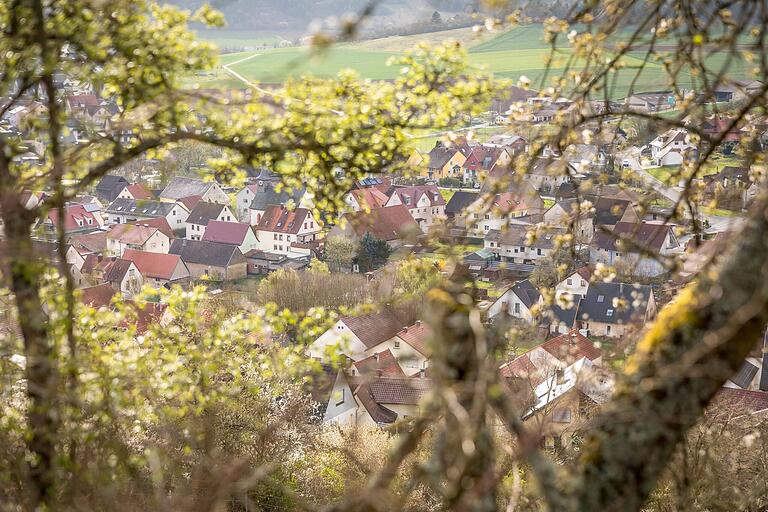 Während der Tour hat man unterschiedliche Ansichten auf Leinach. Diese Ansicht gibt es auf der letzten Etappe der Wanderung.