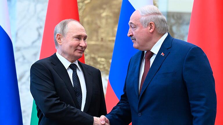 Russlands Präsident Putin und Belarus' Präsident Lukaschenko       -  Der russische Präsident Wladimir Putin (l) und der belarussische Präsident Alexander Lukaschenko arbeiten trotz des Kriegs in der Ukraine weiter zusammen.