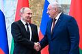 Russlands Präsident Putin und Belarus' Präsident Lukaschenko       -  Der russische Präsident Wladimir Putin (l) und der belarussische Präsident Alexander Lukaschenko arbeiten trotz des Kriegs in der Ukraine weiter zusammen.