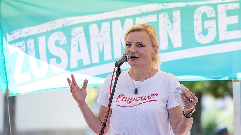 Verdi-Bezirksgeschäftsführerin Marietta Eder bei der Kundgebung aus Protest gegen die Schließung des Krankenhauses St. Josef zum Jahresende.